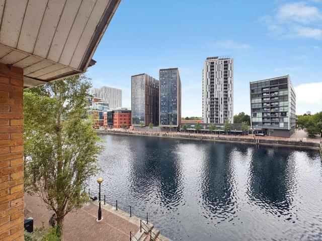 Flat for sale in Salford Quays, Salford