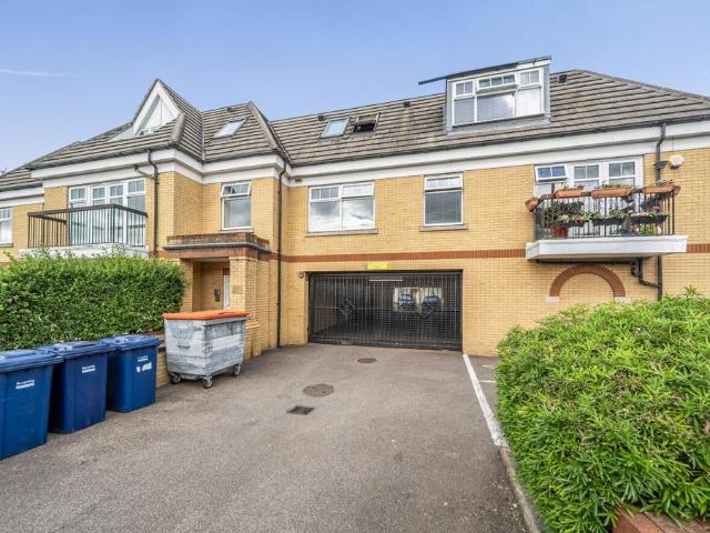 Flat for sale in High Barnet, Greater London