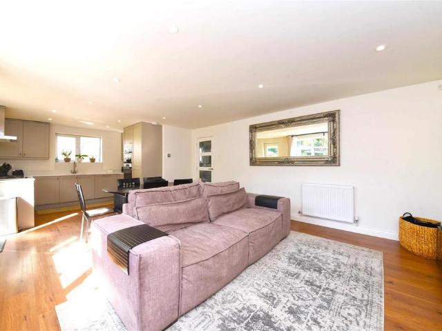 Flat for sale in Colney Hatch, Greater London