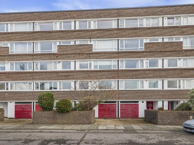 Flat for sale in Hayes, Greater London
