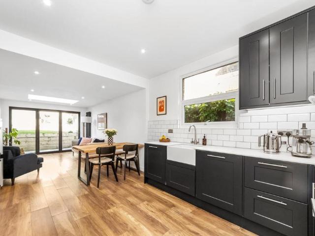 Flat for sale in London Borough of Croydon, Cat Hill