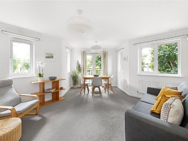 Flat for sale in Balham, Greater London