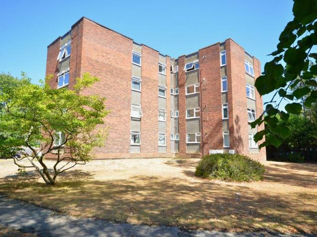 Flat for sale in Heol-las, Surrey