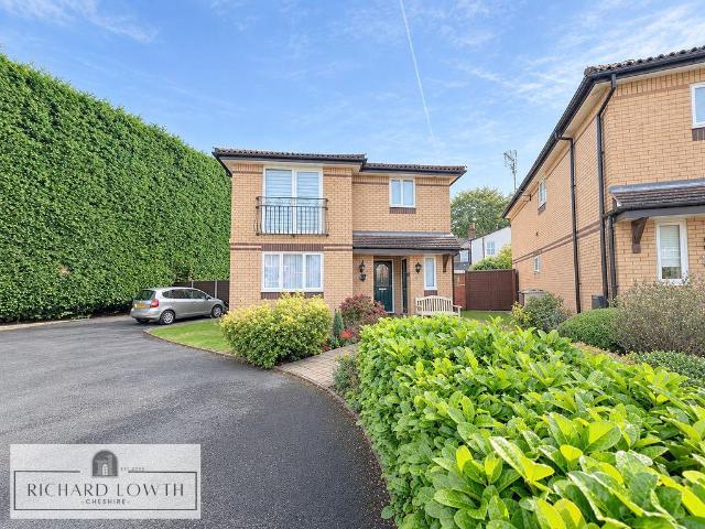 Flat for sale in Poynton-with-Worth, Poynton