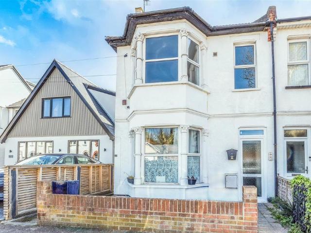 Flat for sale in Alton Barnes, Essex
