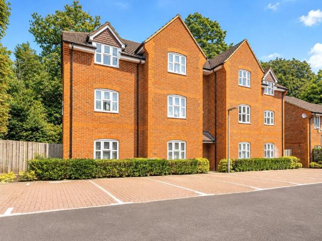 Flat for sale in Knaphill, Woking