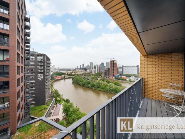 Flat for sale in London City Island, Blackwall