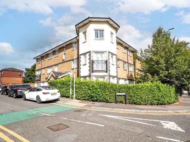 Flat for sale in Dunstable, Bedfordshire