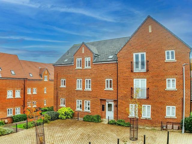 Flat for sale in Pouchen End, Hertfordshire