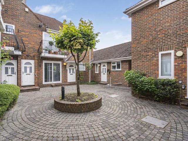 Flat for sale in Fole, Surrey