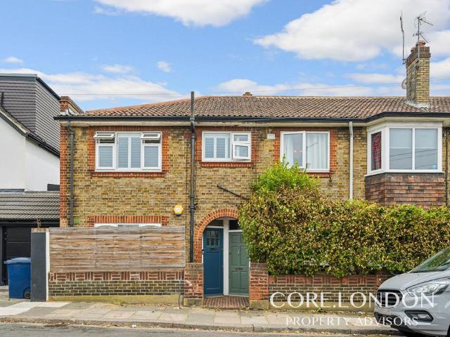 Flat for sale in London Borough of Ealing, Greater London