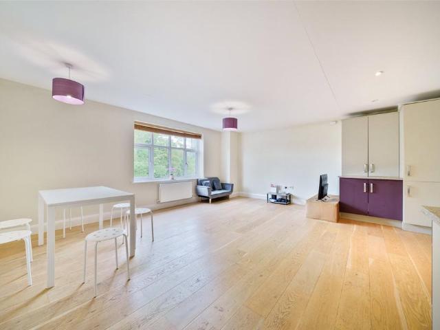Flat for sale in Emmbrook, Wokingham