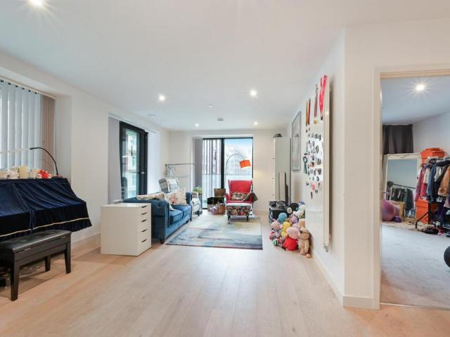 Flat for sale in Silvertown, Greater London