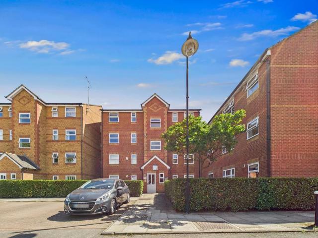 Flat for sale in Furzedown, Greater London