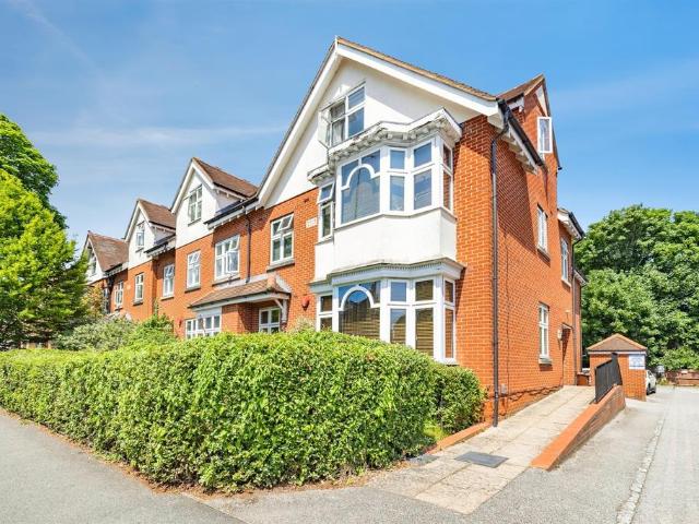 Flat for sale in North Watford, Hertfordshire