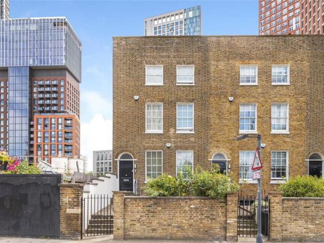 Flat for sale in Vauxhall, Greater London