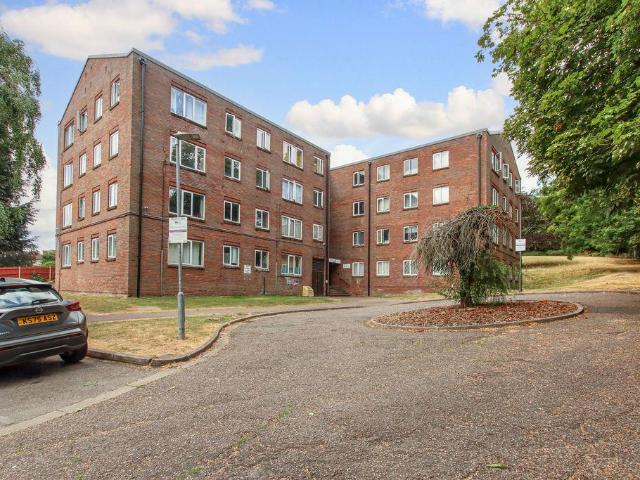 Flat for sale in Hammerfield, Pouchen End