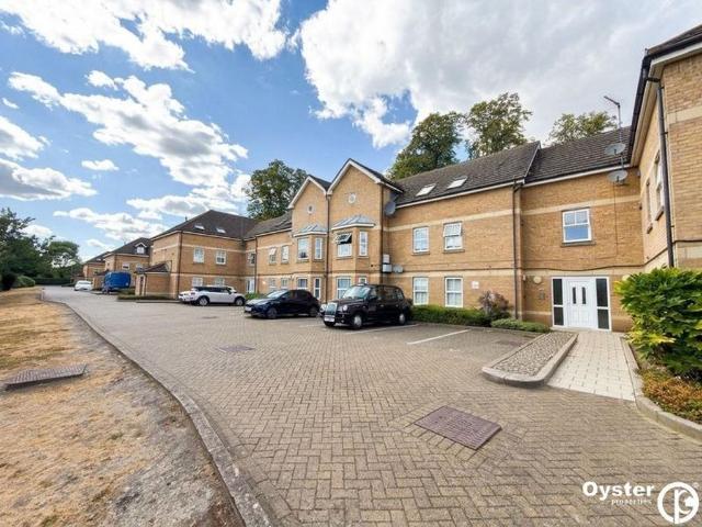 Flat for sale in Colney Hatch, Greater London