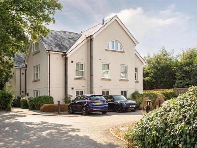 Flat for sale in Reigate, Reigate and Banstead