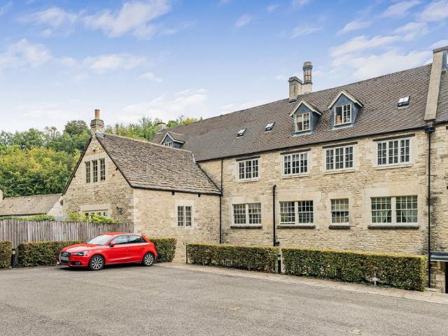 Flat for sale in Minchinhampton, School House