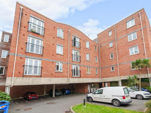 Flat for sale in Bray Wick, Maidenhead