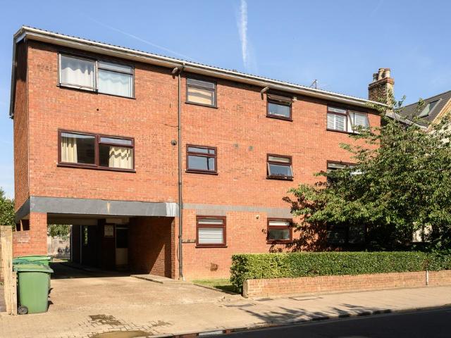Flat for sale in London Borough of Merton, Merton Park