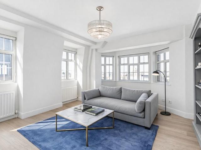 Flat for sale in Chelsea, Greater London