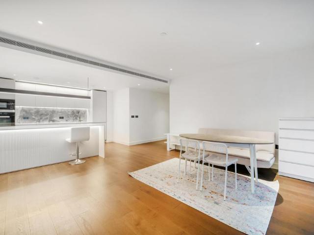 Flat for sale in Shepherd's Bush, Greater London