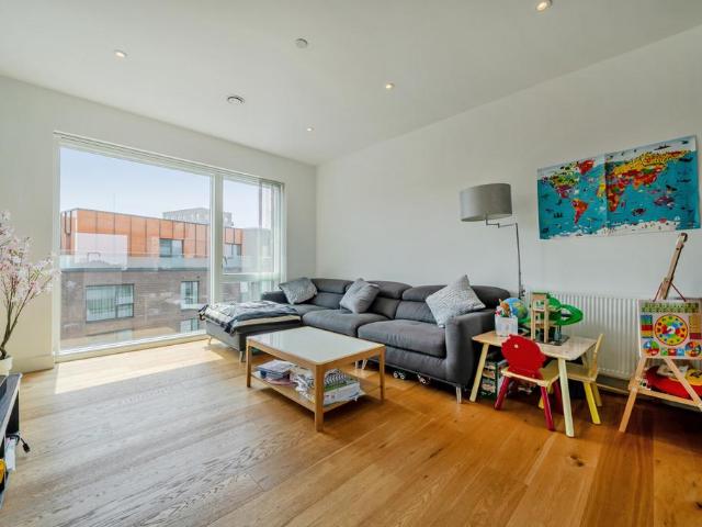 Flat for sale in East Greenwich, Greater London