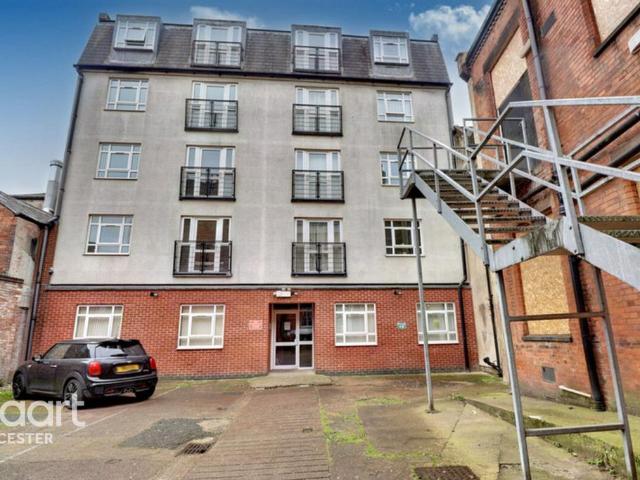 Flat for sale in Black Friars, Old Wharf