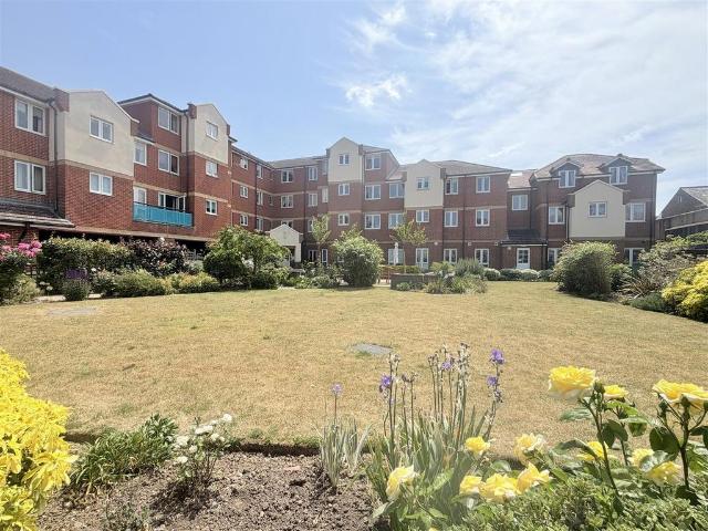 Flat for sale in Oxenden, The Bridge