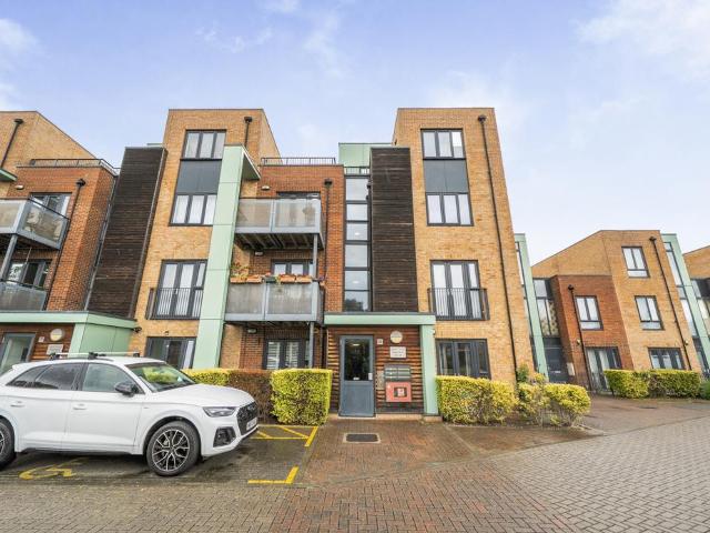Flat for sale in London Borough of Merton, Mitcham