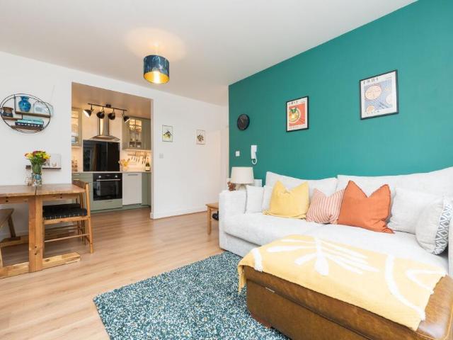 Flat for sale in Spring Park, Luton