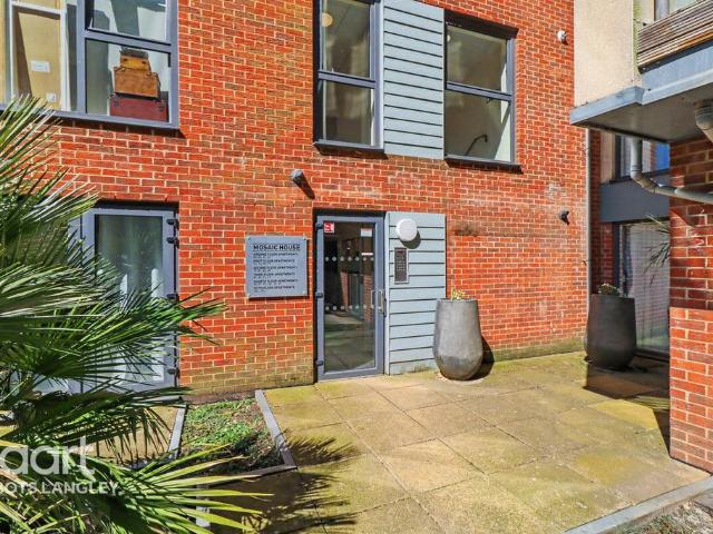 Flat for sale in Highfield, Pouchen End