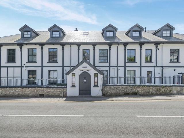 Flat for sale in Tenby, Wales