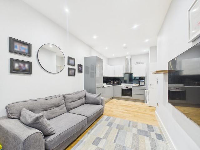 Flat for sale in Chepping Wycombe, Loudwater