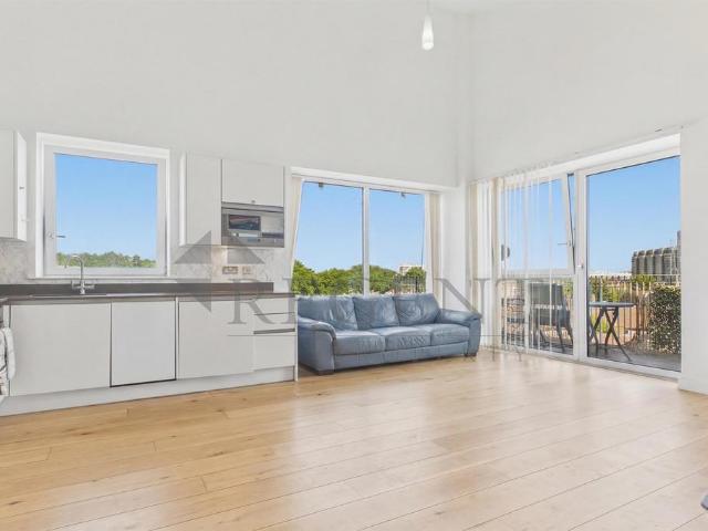 Flat for sale in Canning Town, Greater London