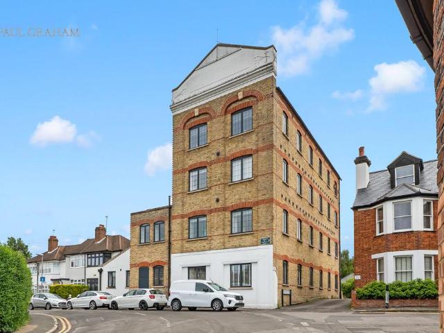 Flat for sale in Beddington, Greater London