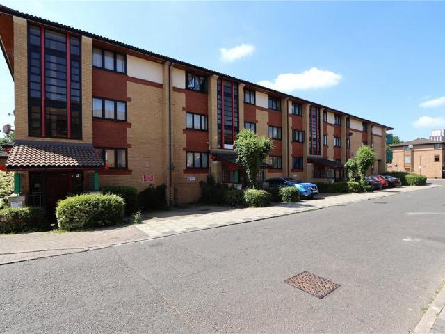 Flat for sale in Milton Keynes