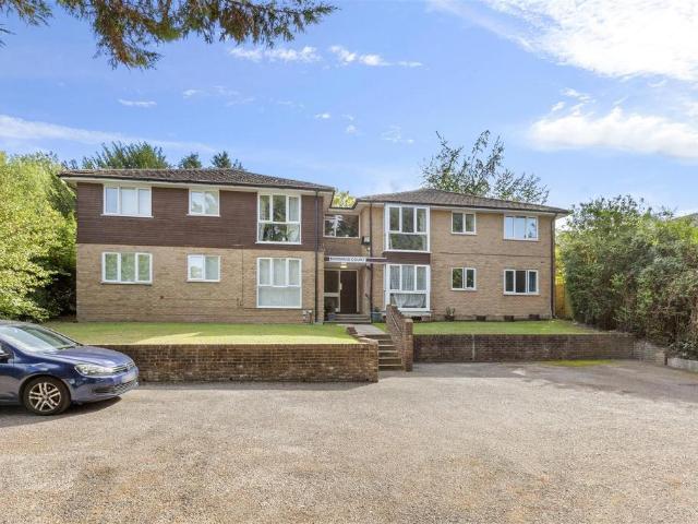 Flat for sale in Totteridge, Tylers Green