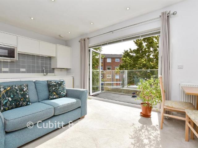 Flat for sale in London Borough of Croydon, Greater London
