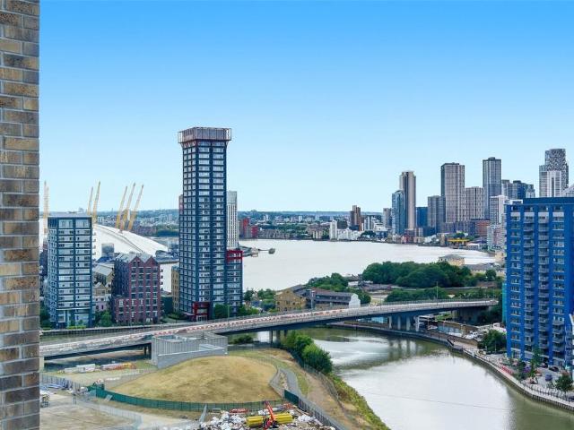 Flat for sale in Canning Town, Greater London