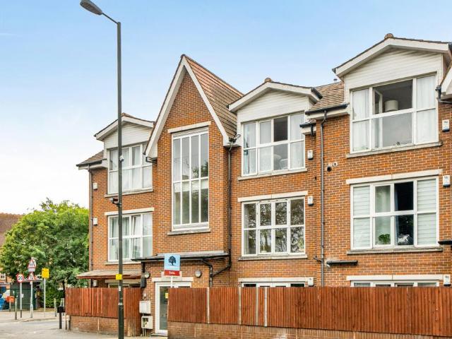 Flat for sale in London Borough of Merton, Mitcham
