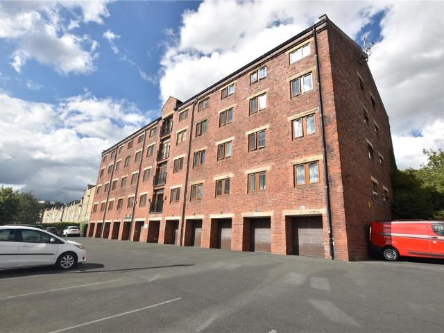 Flat for sale in Riddlesden, West Yorkshire