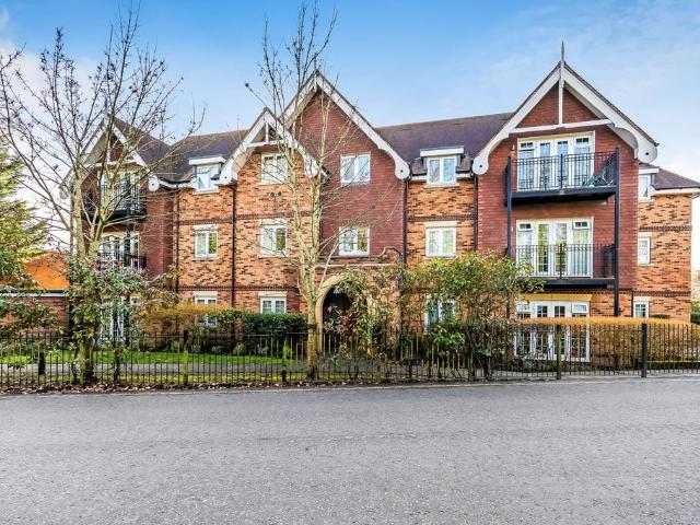 Flat for sale in Oxted, Hillview