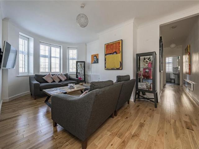 Flat for sale in London Borough of Merton, Raynes Park