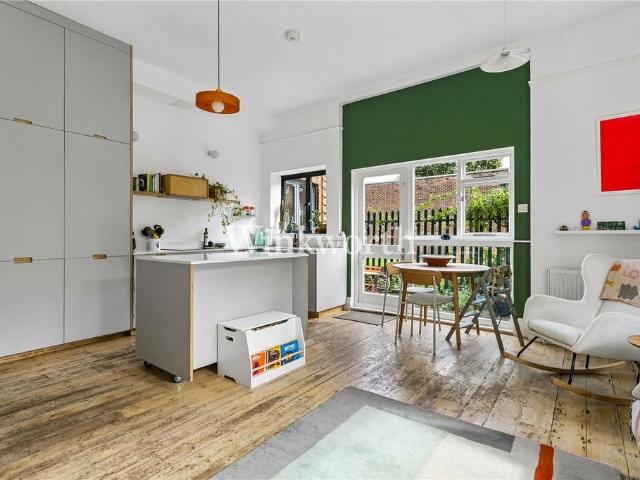 Flat for sale in Harringay, Greater London