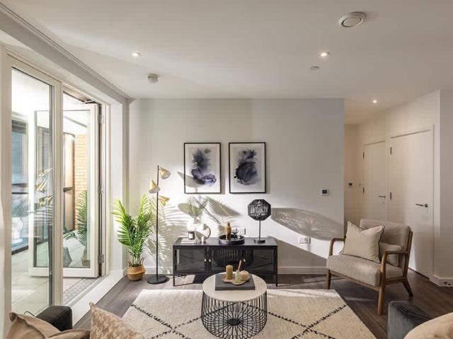 Flat for sale in Queen's Park, Greater London
