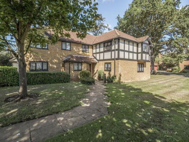 Flat for sale in Old Windsor