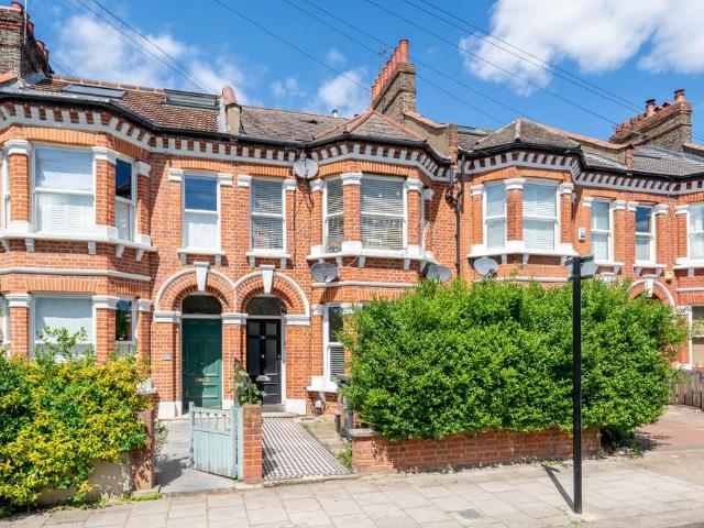 Flat for sale in Streatham, Greater London